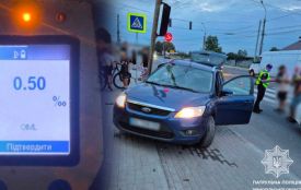 Ford врізався в Opel та світлофор на перехресті Микулинецької та Козацької: водій був напідпитку