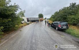 На Тернопільщині водій Opel Zafira врізався у вантажівку з напівпричепом