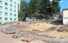 Інклюзивний дитячий майданчик облаштовують біля дитячої поліклініки в Тернополі