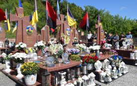У Білій на Чортківщині освятили пам'ятники вісьмом Героям-захисникам