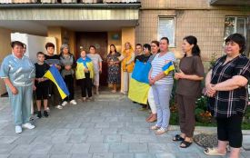 Тернополяни започаткували традицію молитви у дворах в пам'ять про Героїв