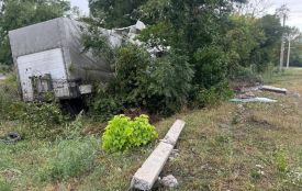 Вантажівка злетіла в кювет у Смиківцях