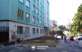 На вулиці Гоголя ремонтують тротуар