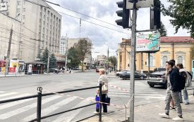 Обгородили стрічками тротуари на Острозького: що там роблять