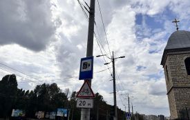 На Дамбі встановили камери: читачі звернули увагу на відсутність знака для водіїв з боку Торговиці