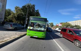 Тролейбус пошкодив автобус на Микулинецькій: що відомо?