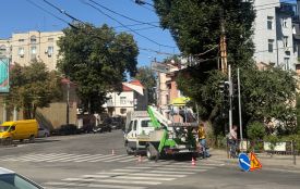 На Острозького триває ремонт світлофора