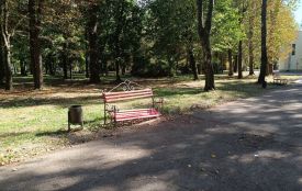 Містяни помітили зламані лавки і знищені зелені зони у парку Шевченка. В чому причина