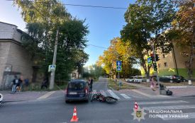 У Тернополі мотоцикліст потрапив до лікарні після зіткнення з Dacia