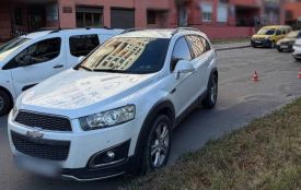 На Коновальця автомобіль скотився на проїзну частину