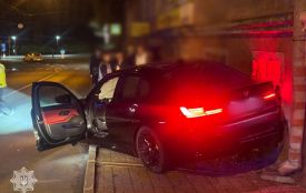 На Замковій 19-річний водій  BMW в’їхав у будівлю