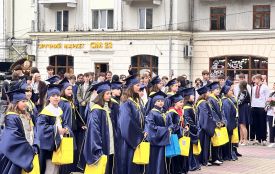 Мантії, бонети та присяга: на Театральному майдані п’ятикласники стали ліцеїстами