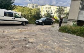 Бруківка є, дороги немає: мешканці Чумацької роками просять відремонтувати двір