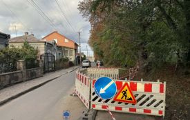 Перекрили рух транспорту на вулиці Рудницького через аварійні роботи