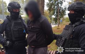 Біля автозаправки в Тернополі нетверезий чоловік погрожував зброєю через музику