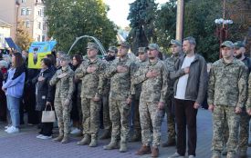 Молитвою та хвилиною пам’яті на Театральному майдані  вшанували захисників України