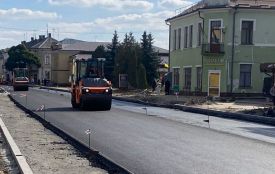 У центрі Теребовлі, де ремонтують дорогу, розпочали встеляти асфальт