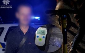 Нетверезий і з пакетиком кристалів: на Текстильній патрульні зупинили 45-річного чоловіка на самокаті