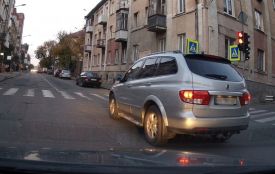 На перехресті в Тернополі водій пошкодив чуже авто після зауваження, а потім змінив номерний знак