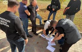 Хабар в обгортці з шоколадки: на Тернопільщині затримали посадовця Укртрансбезпеки
