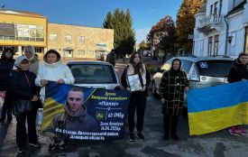 У Підволочиську щоп’ятниці проводять акцію на підтримку родин полонених та зниклих безвісти