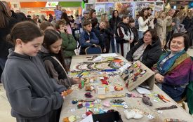 Картини, прикраси й іграшки за донат: у «Подолянах» ярмаркують на підтримку ЗСУ