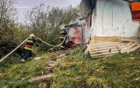 На Тернопільщині згорів будинок: вогонь міг перекинутись на інші будівлі