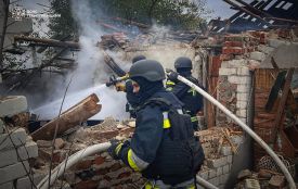 Рятувальники показали кадри з місця удару по Чорткову: постраждали троє дітей і жінка