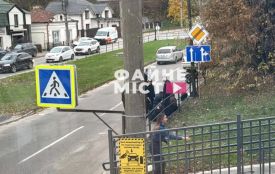 На вулиці Крушельницької мотоцикліст збив жінку з дитиною