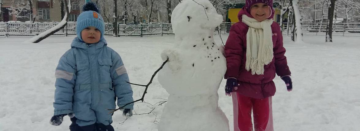 Фото дня: тернополяни радіють зимі і масово ліплять сніговиків