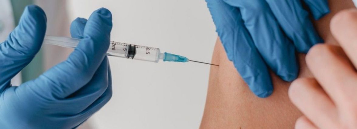 Які побічні реакції можуть виникнути після вакцинації від коронавірусу. Що треба знати