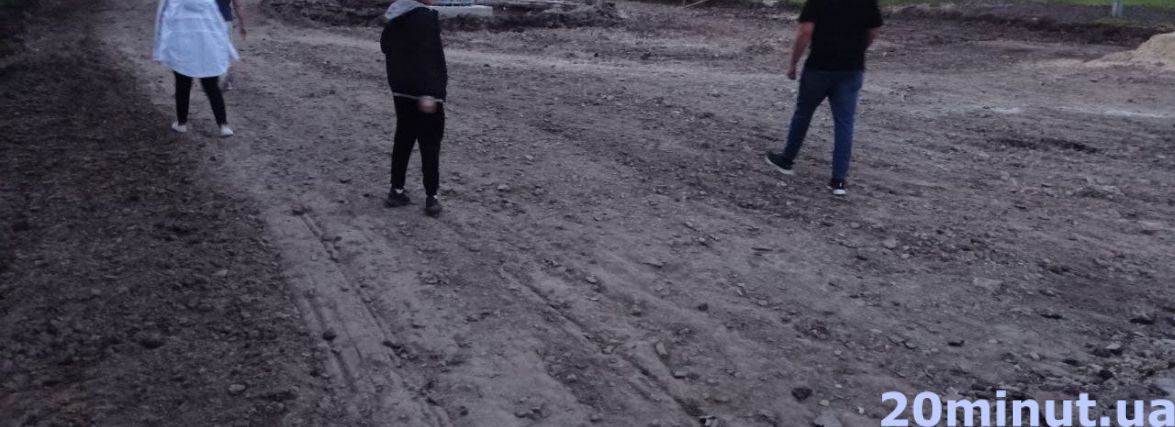 Фото дня: у «Топільче» замінюють асфальт навколо флагштоку, висотою 50 метрів