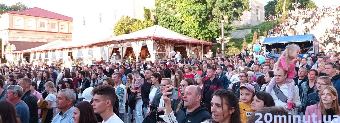 Відпочивають та святкують День міста: репортаж з парку ім. Шевченка (ФОТО, ВІДЕО)