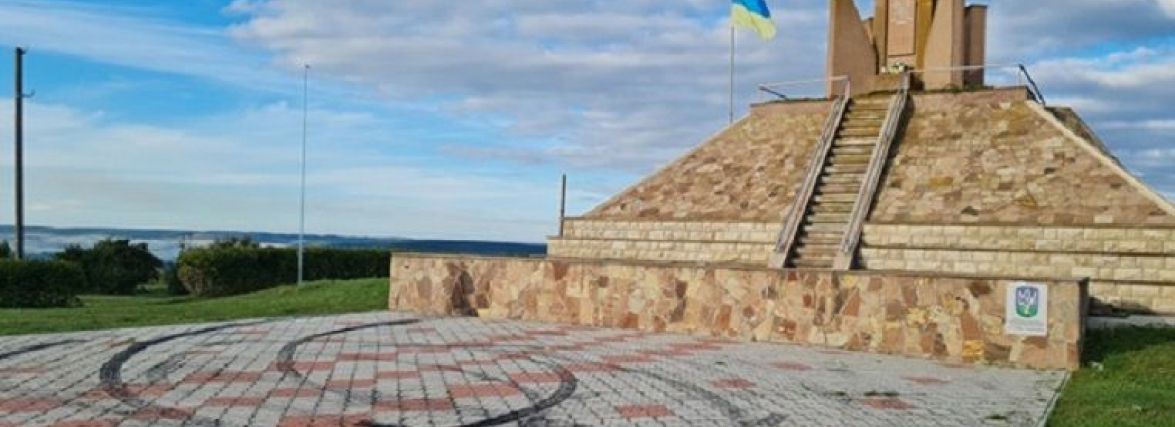 У Бережанах вандал забруднив територію поблизу меморіалу на горі Лисоня (ФОТО). Як покарали?
