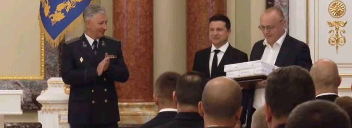 Двоє тернопільських медиків, які врятували 3-річну дівчинку в аквапарку, отримали нагороди від Президента