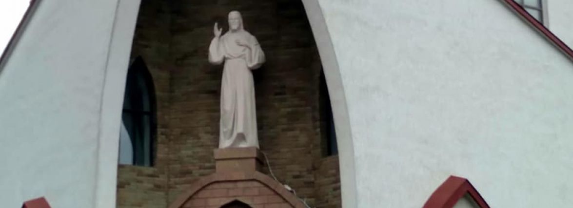 Фото дня: в костелі на Східному над входом встановили фігуру Ісуса Христа