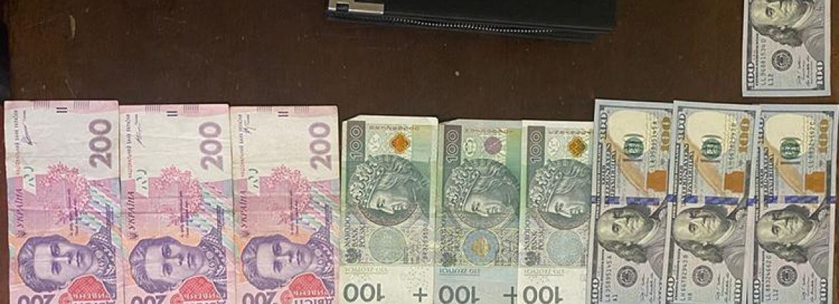 Саме на таких людей варто рівнятися: чоловік повернув знайдений гаманець з сотнями доларів, злотих та гривень