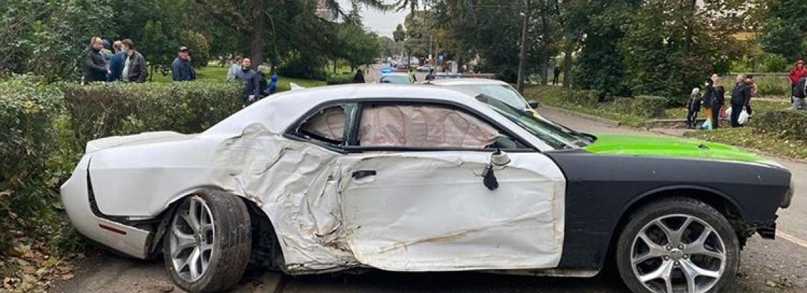 ДТП на Миру: не розминулись дві іномарки, від удару Dodge відкинуло і він врізався в дерево. Пасажир у лікарні
