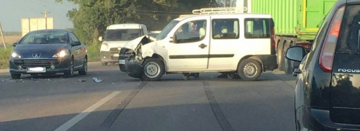 Аварія неподалік Збаразького КПП. Що відомо?
