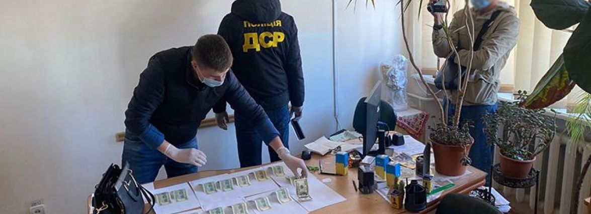 Затримали заввідділення районної лікарні: жінка обіцяла за 1500$ допомогти "відкосити" від армії
