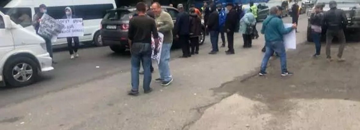 «Руки геть від нашої землі». Біля Микулинців протестувальники перекривали трасу міжнародного значення