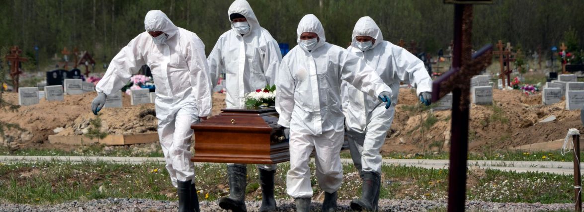 Смертність від COVID-19 зростає. Кого вірус вражає більше – чоловіків чи жінок? Ми порівняли (ГРАФІКА)