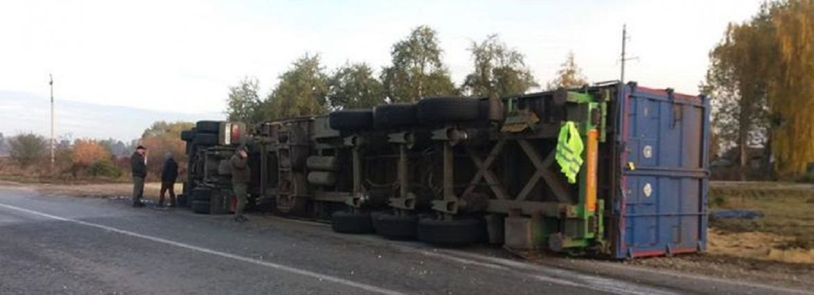 У Ланівцях перекинулась вантажівка завантажена зерном сої