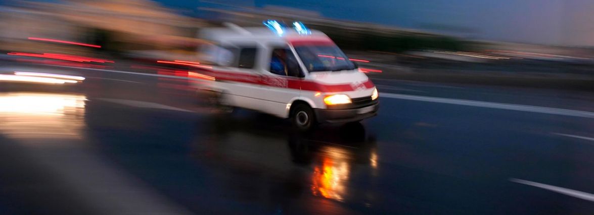 Нічна бійка на Лучаківського: чоловіка з множинними ножовими пораненнями забрала швидка