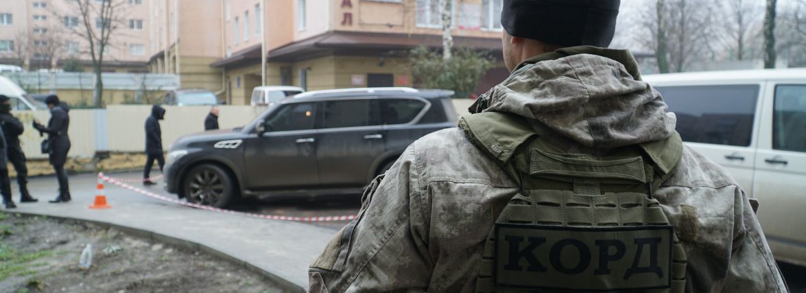 Захопили силою, погрожували вбивством і вимагали 800 тисяч доларів — судитимуть групу злочинців
