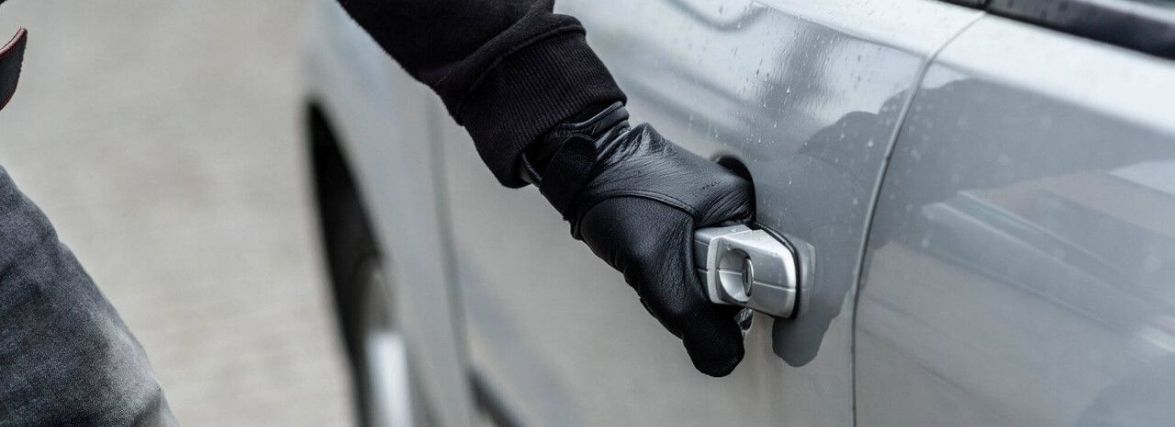 Поліцейські розшукують автозлодія, який поцупив велику суму грошей з транспорту