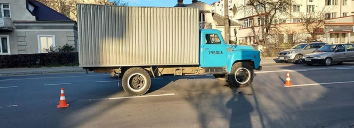 У Тернополі 17-річний учень-стажер на учбовому авто збив жінку на переході
