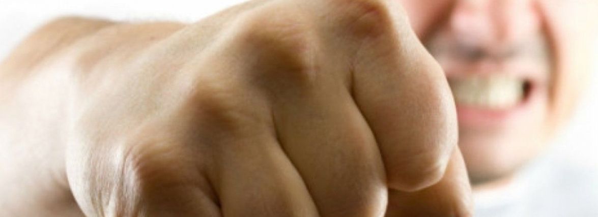 Конфлікт у барі Тернополя: іноземець вдарив гострим предметом 26-річного охоронця. Чоловік у лікарні