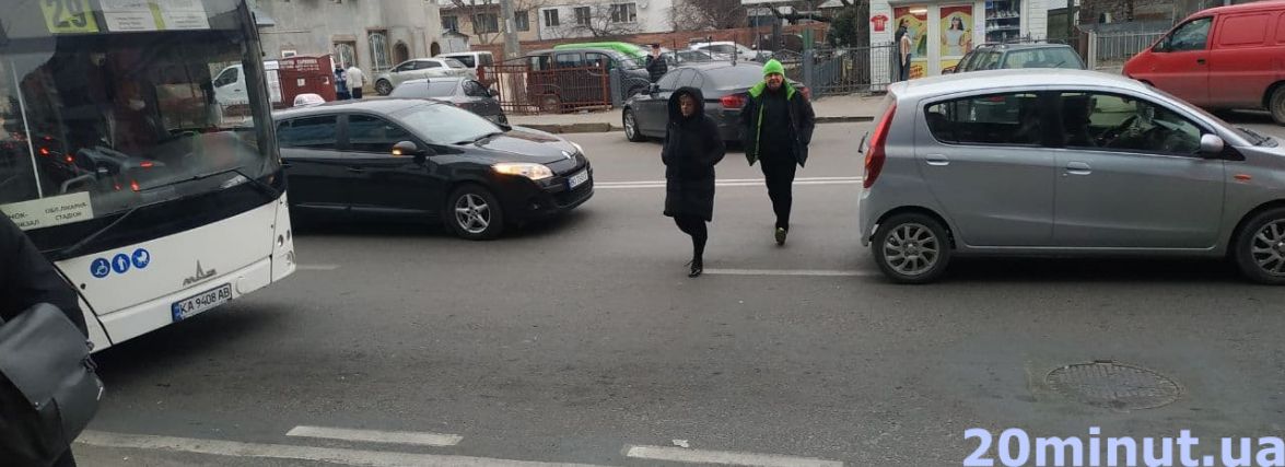 Важко пройти 50-100 метрів до переходу? Хто відповідатиме, якщо буде ДТП (ВІДЕО)