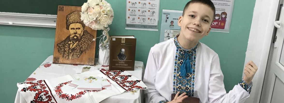 Максимко зможе спілкуватись лише з допомогою сучасного пристрою. Допоможіть дитині